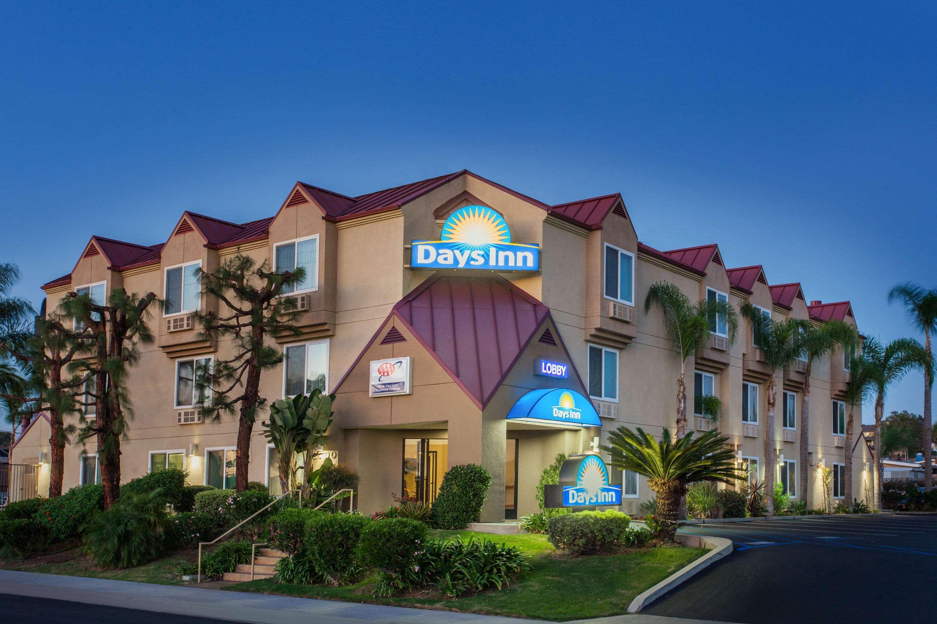 Days Inn By Wyndham Карлсбад Экстерьер фото