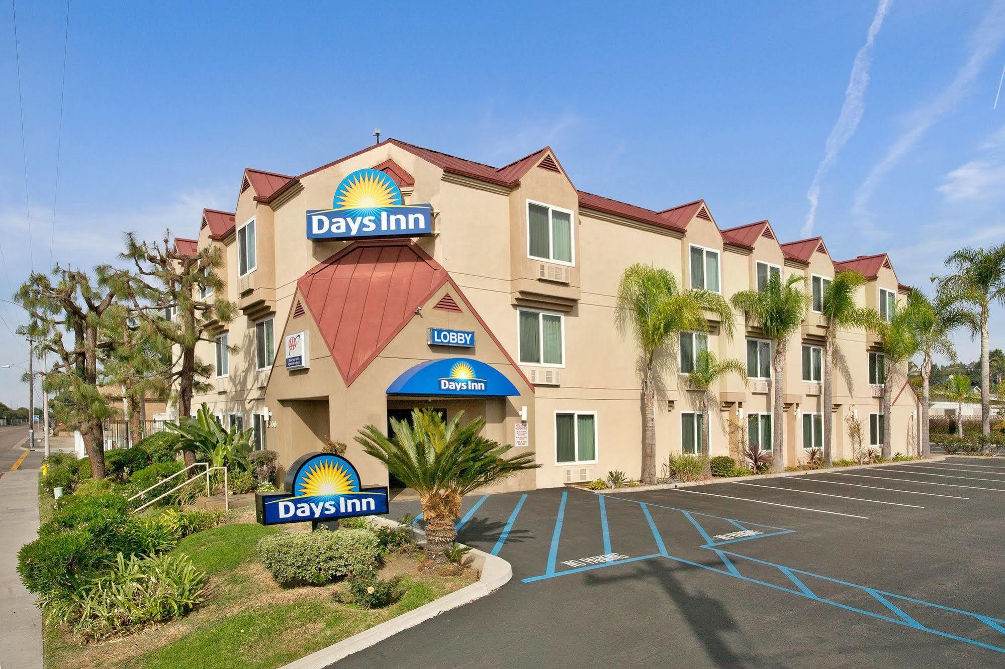 Days Inn By Wyndham Карлсбад Экстерьер фото