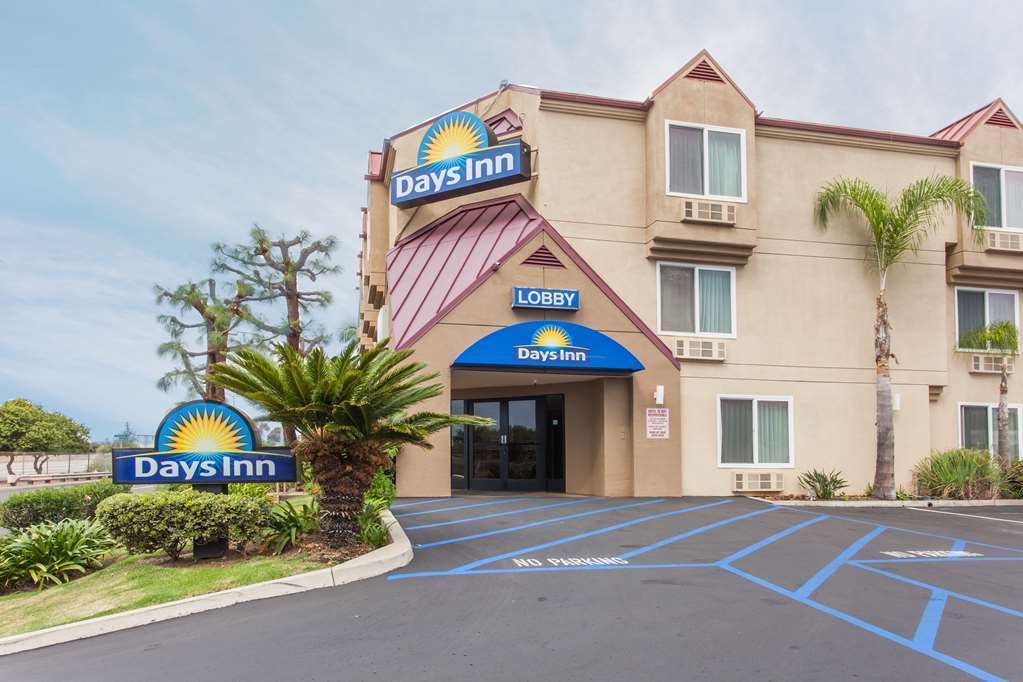 Days Inn By Wyndham Карлсбад Экстерьер фото